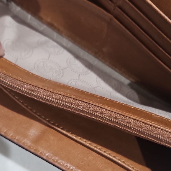 Michael Kors Tan Leather Wallet with Gold Logo - Picture 6 of 13